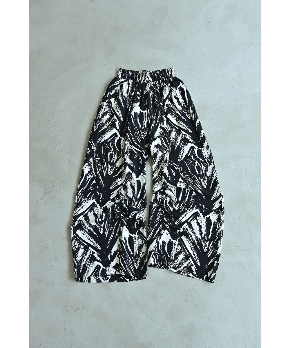 BLACK__752469-09.jpg-8